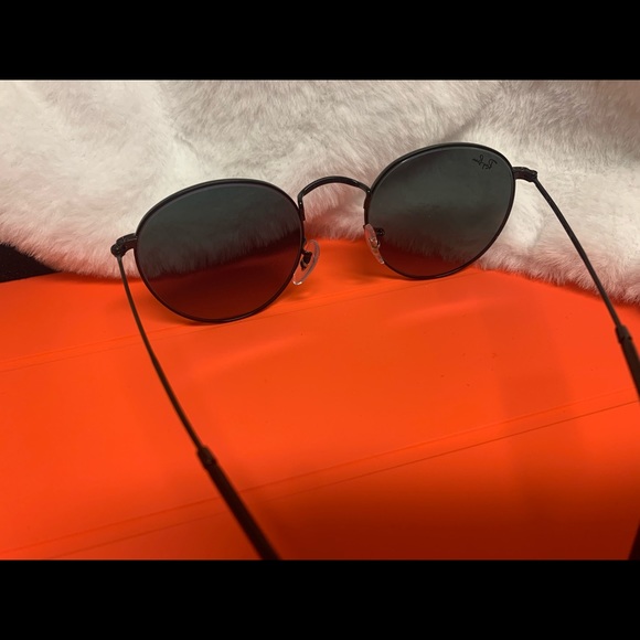 Black Circle Ray Bans - Picture 2 of 3